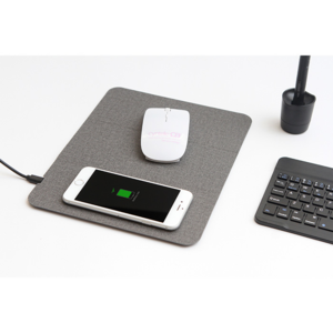 TH-157, Mouse pad plegable con diseño soporte para celular y cargador inalámbrico, acabado suave. Carga a través de cable USB (incluido). Incluye caja de cartón individual.