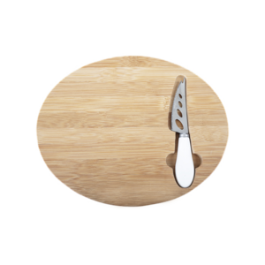 A2511, Tabla de quesos de bambú ovalada con ranura para cuchillo. Incluye: 1 cuchillo de acero inoxidable con mango de cerámica. Presentación: caja en color blanco.