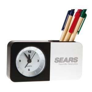 REL2543, Reloj de escritorio multifuncional con lapicera, alarma y termómetro. Utiliza 2 pilas AA (no incluidas). Presentación: caja en color blanco.