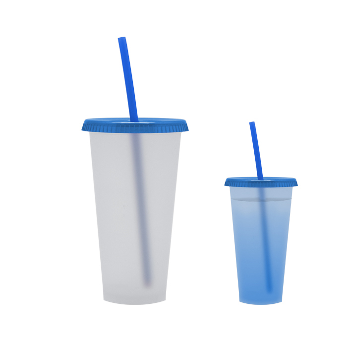 A2770, Vaso de plástico con tapa de presión y popote. Cuerpo del vaso cambia al color de la tapa al agregar agua fría. CAP. 700 ml.