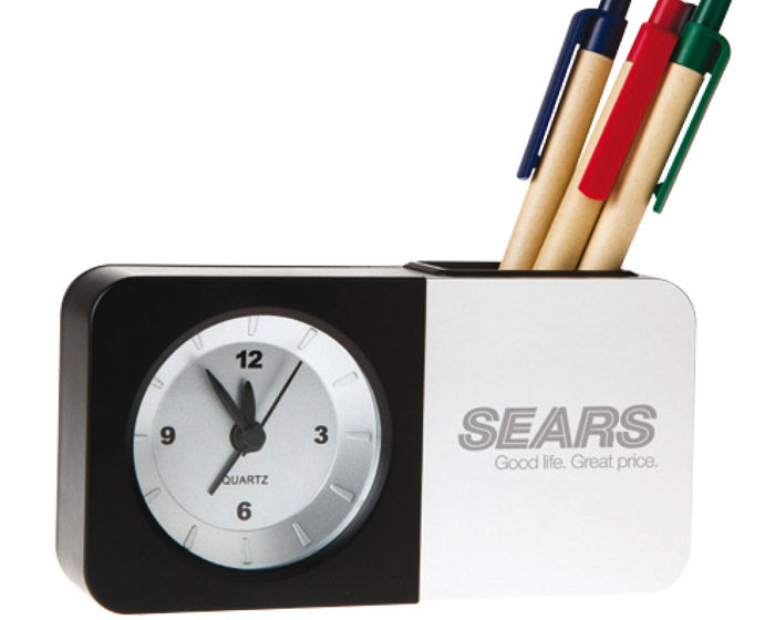 REL2543, Reloj de escritorio multifuncional con lapicera, alarma y termómetro. Utiliza 2 pilas AA (no incluidas). Presentación: caja en color blanco.